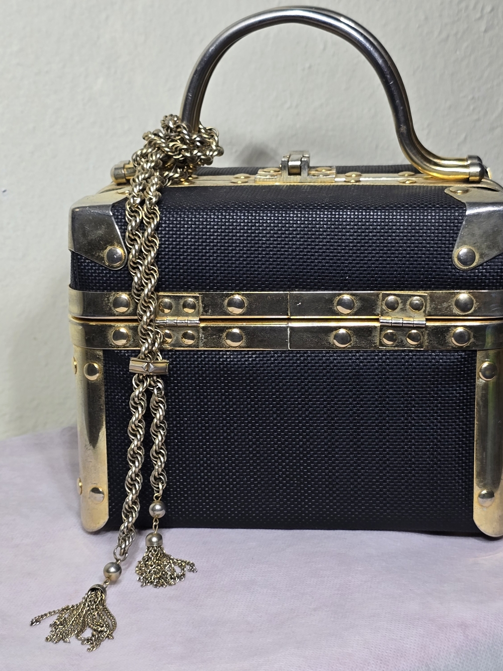 Vintage 1960s Metal Train Vanity Case Box Bag With Metal Tassle Necklace - Picture 3 of 14